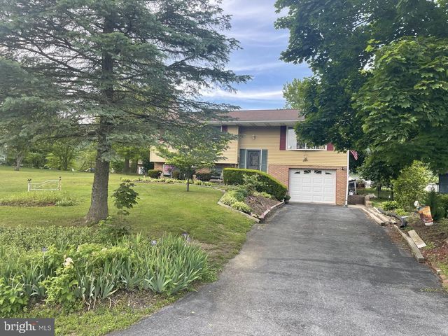 41 FAIRWAY DR, Jonestown, PA 17038