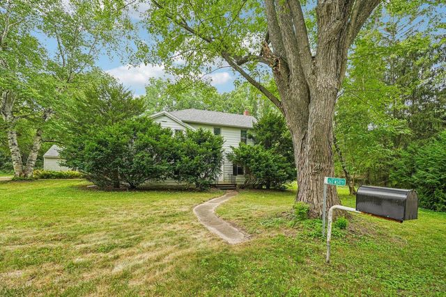 S63W34771 Piper ROAD, Eagle, WI 53119