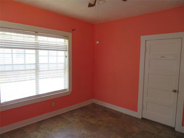422 Mill Avenue, Conroe, TX 77301