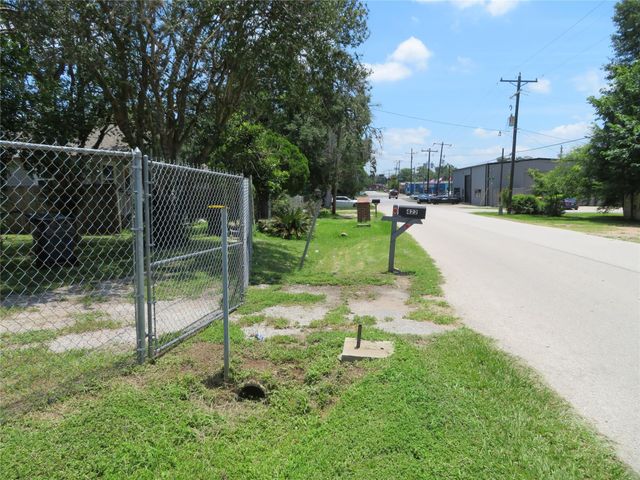 422 Mill Avenue, Conroe, TX 77301