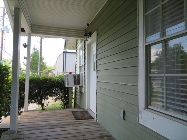 422 Mill Avenue, Conroe, TX 77301