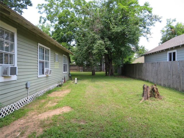 422 Mill Avenue, Conroe, TX 77301