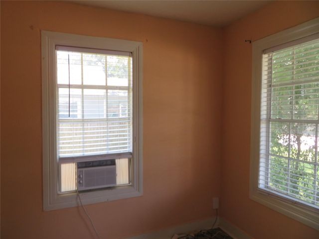 422 Mill Avenue, Conroe, TX 77301