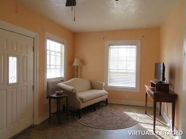 422 Mill Avenue, Conroe, TX 77301