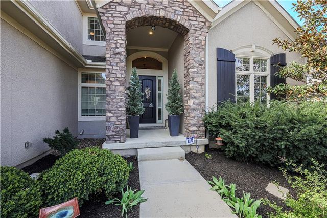 9519 W 151st Terrace, Overland Park, KS 66221