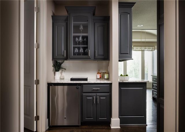 9519 W 151st Terrace, Overland Park, KS 66221