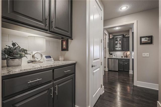 9519 W 151st Terrace, Overland Park, KS 66221