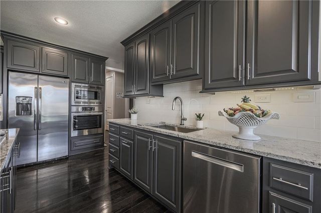 9519 W 151st Terrace, Overland Park, KS 66221