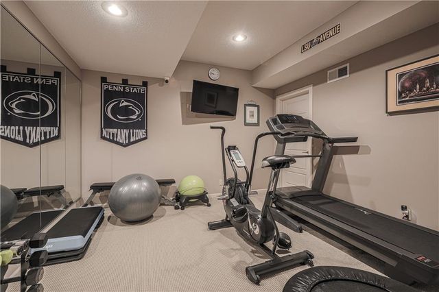 9519 W 151st Terrace, Overland Park, KS 66221