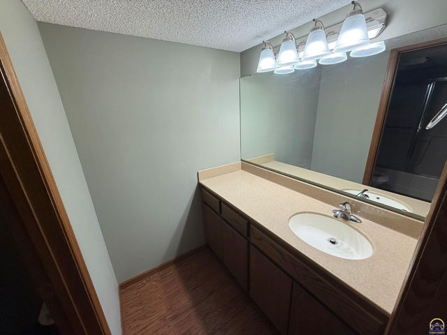 4224 SW Colly Creek DR, Topeka, KS 66610