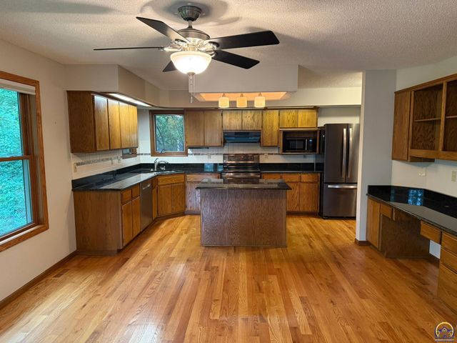 4224 SW Colly Creek DR, Topeka, KS 66610