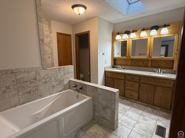 4224 SW Colly Creek DR, Topeka, KS 66610
