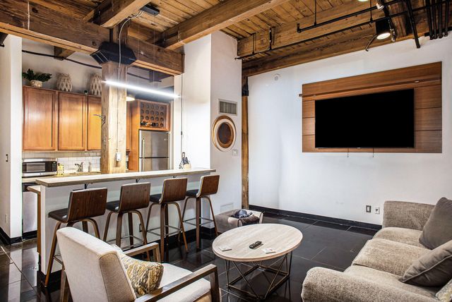 6533 E Jefferson Avenue 111W, Detroit City, MI 48207