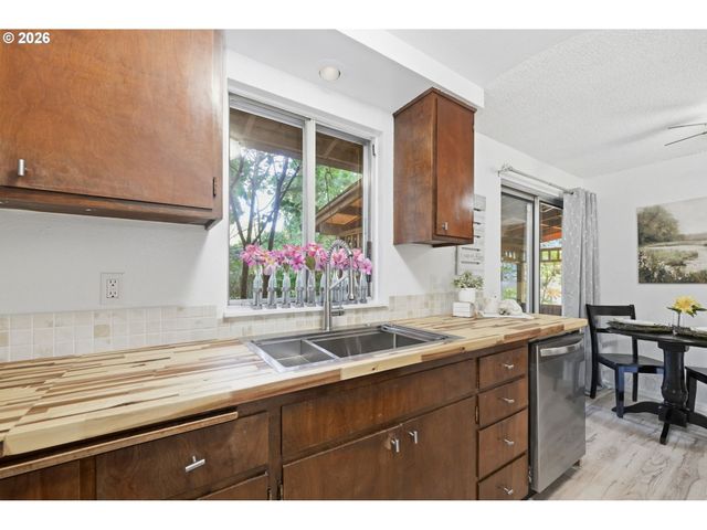 2250 W IRWIN Way, Eugene, OR 97402