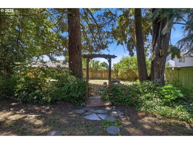 2250 W IRWIN Way, Eugene, OR 97402