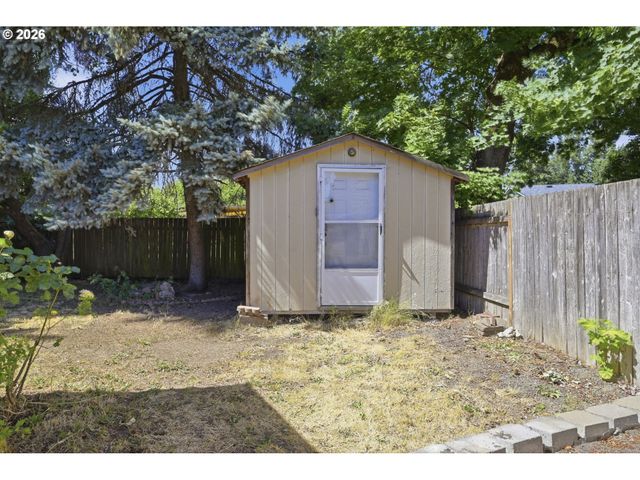 2250 W IRWIN Way, Eugene, OR 97402