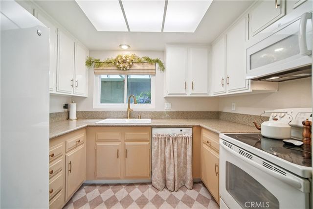 2402 Via Mariposa W 1E, Laguna Woods, CA 92637