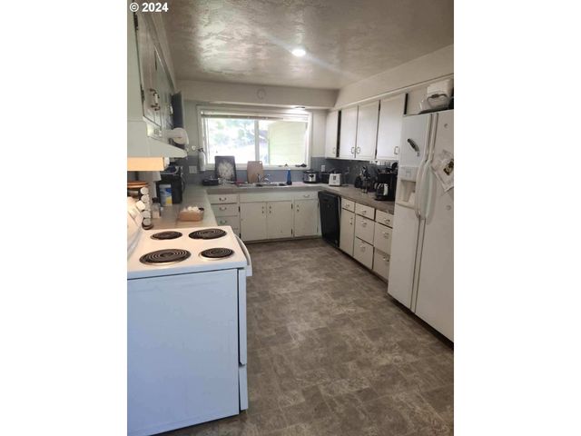 3740 EMERALD St, Eugene, OR 97405