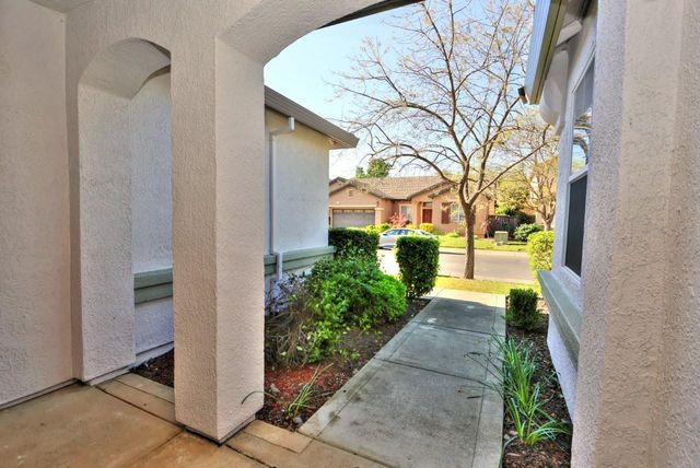 451 Hawkcrest Cir, Sacramento, CA 95835