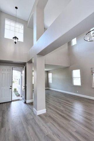 451 Hawkcrest Cir, Sacramento, CA 95835