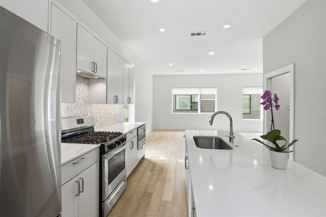 427 W 10th Street 803, Dallas, TX 75208