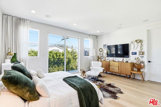 8308 Mcconnell Avenue, Los Angeles, CA 90045