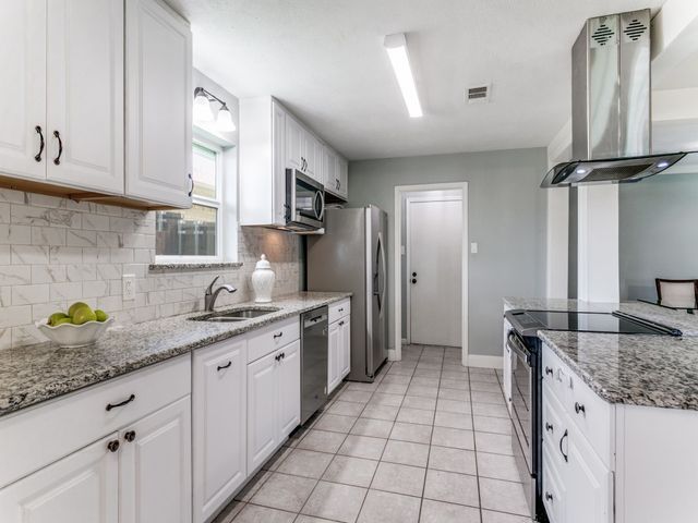1605 Bedford Oaks Drive, Bedford, TX 76021
