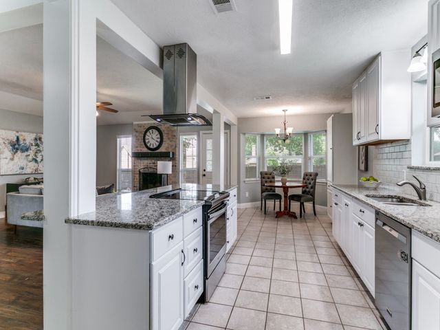 1605 Bedford Oaks Drive, Bedford, TX 76021