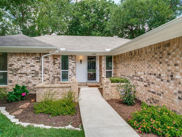 1605 Bedford Oaks Drive, Bedford, TX 76021