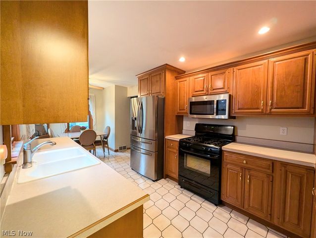 414 E Paige Avenue, Barberton, OH 44203