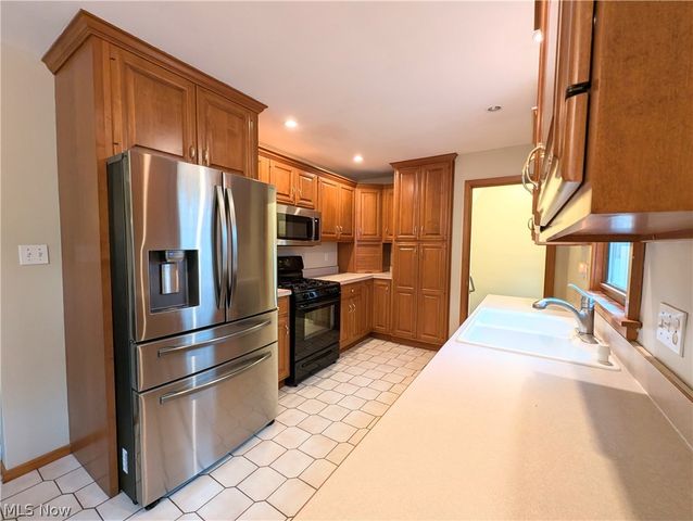 414 E Paige Avenue, Barberton, OH 44203