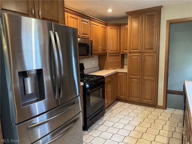 414 E Paige Avenue, Barberton, OH 44203