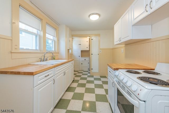 38 Linden Ave, Stanhope Boro, NJ 07874