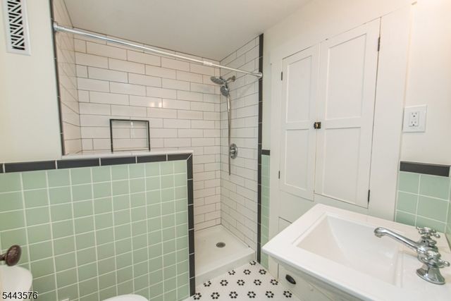 38 Linden Ave, Stanhope Boro, NJ 07874