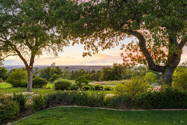 10000 Quail Hill Dr, Newcastle, CA 95658