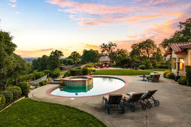 10000 Quail Hill Dr, Newcastle, CA 95658