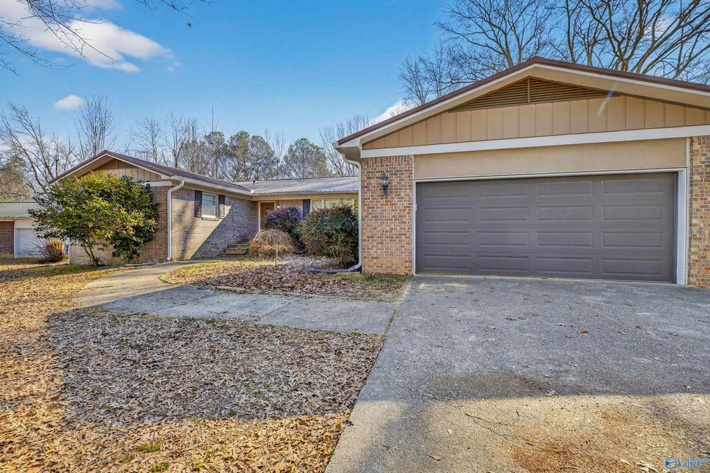108 South Hawk Drive, Rainbow City, AL 35906