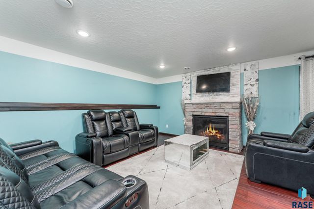 1304 N Archer Dr, Sioux Falls, SD 57103