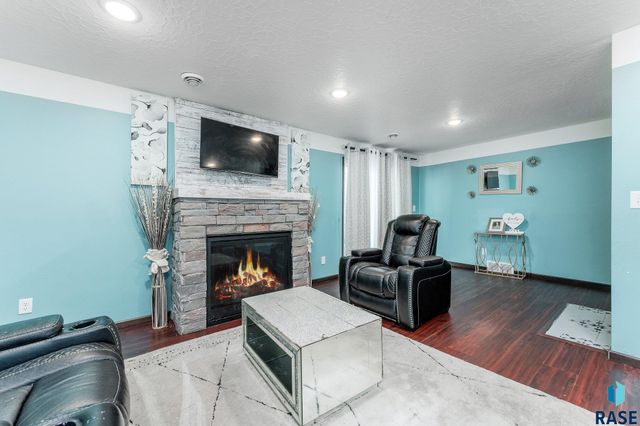 1304 N Archer Dr, Sioux Falls, SD 57103