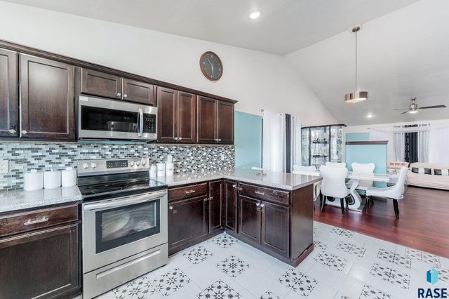 1304 N Archer Dr, Sioux Falls, SD 57103
