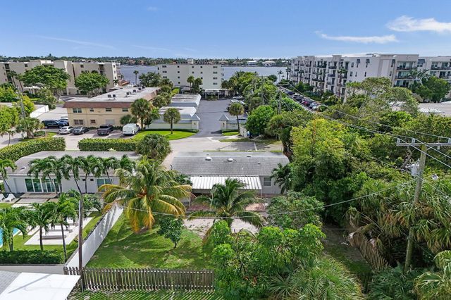 1205 S Lake Drive, Lantana, FL 33462