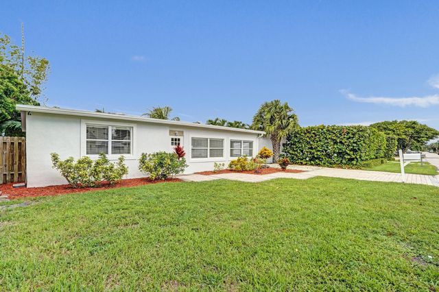 1205 S Lake Drive, Lantana, FL 33462