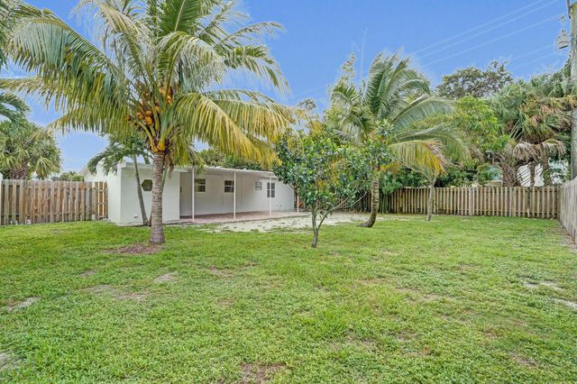 1205 S Lake Drive, Lantana, FL 33462