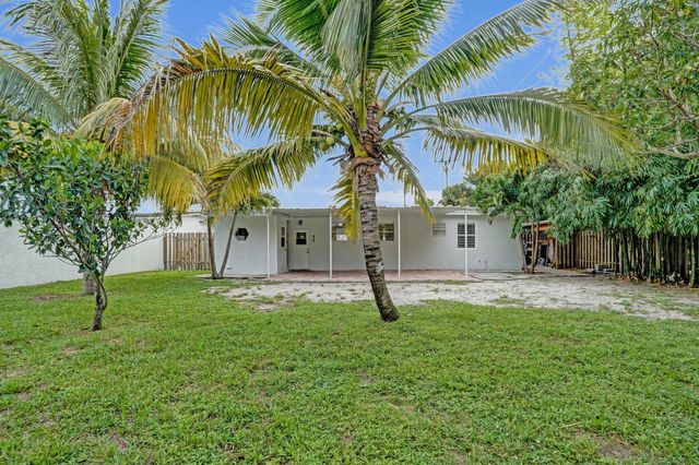 1205 S Lake Drive, Lantana, FL 33462