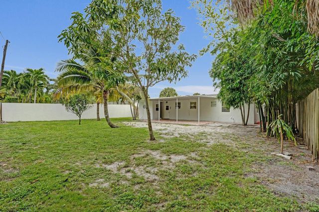 1205 S Lake Drive, Lantana, FL 33462