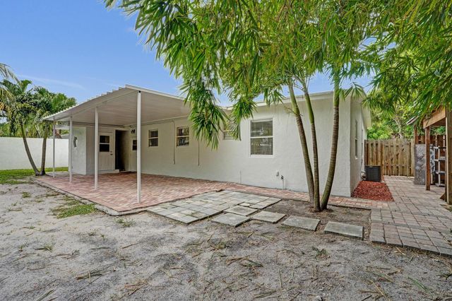 1205 S Lake Drive, Lantana, FL 33462