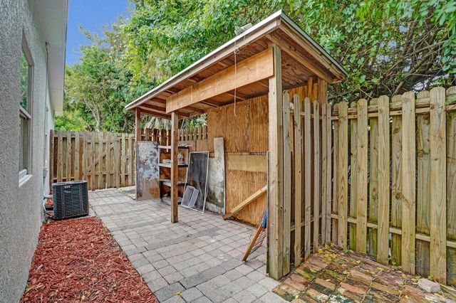 1205 S Lake Drive, Lantana, FL 33462