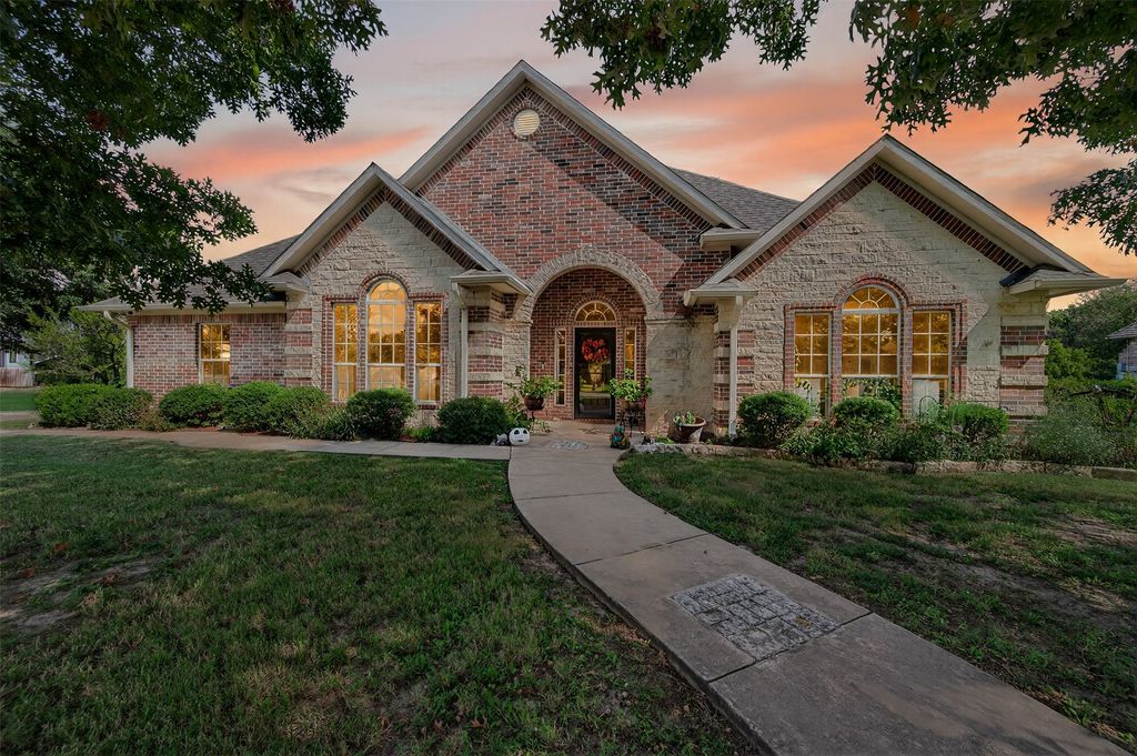 202 Hillside Lane, Lindsay, TX 76250