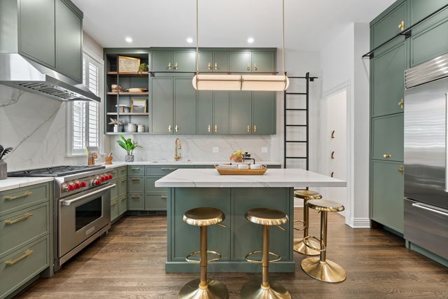 119 W Delaware Place, Chicago, IL 60610