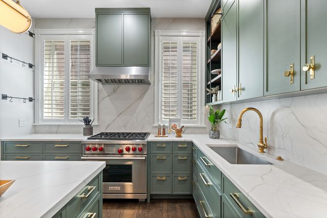 119 W Delaware Place, Chicago, IL 60610